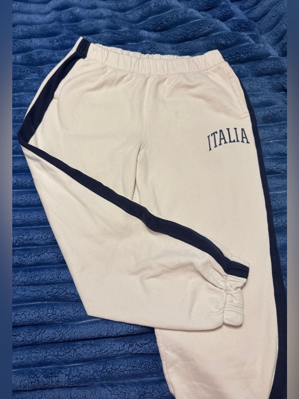 Hollister Cream High-Rise Fleece Sweatpants